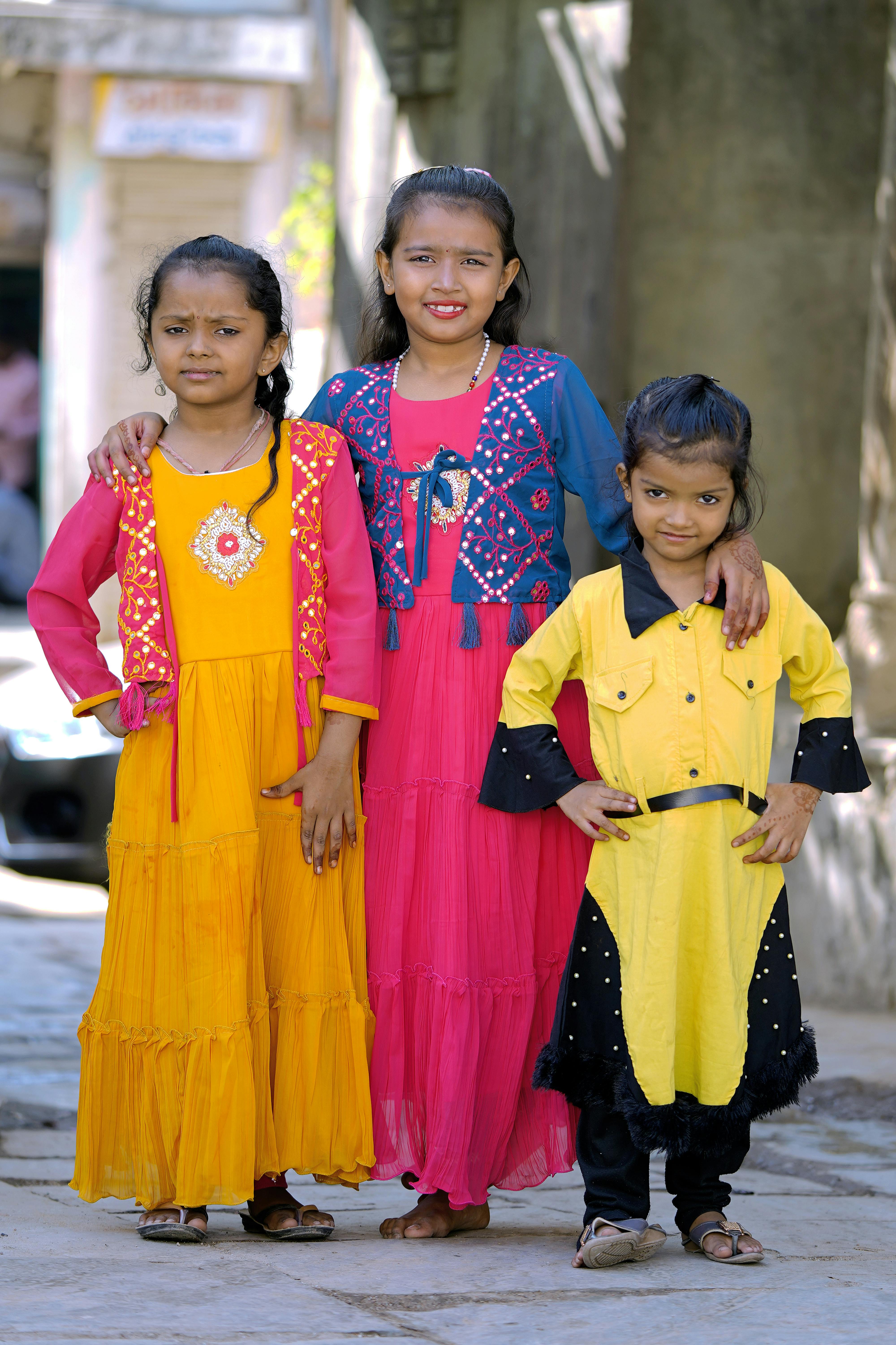 手持相机与街头氛围封面图